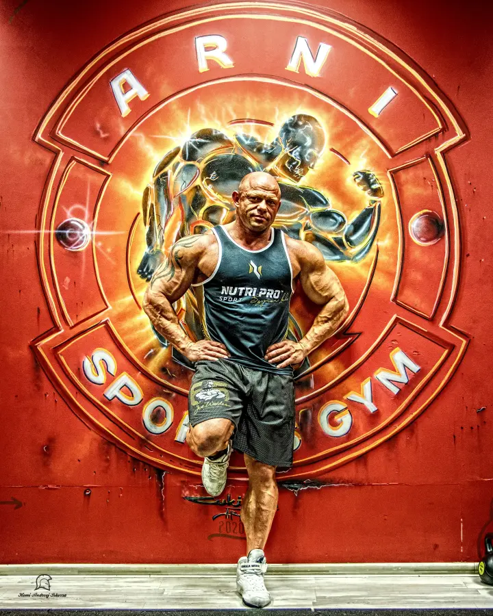 Ręcznie malowane logo Arni Sport's Gym na ścianie klubu