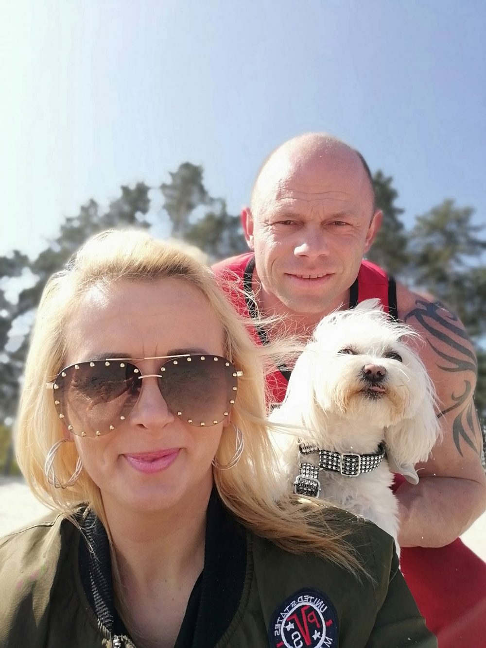 Agnieszka Gembal i Arkadiusz Demidowicz na spacerze z psem